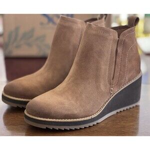 Women’s 9 Emerée Saddle Suede Wedge Ankle Boots Chelsea Style New in Box